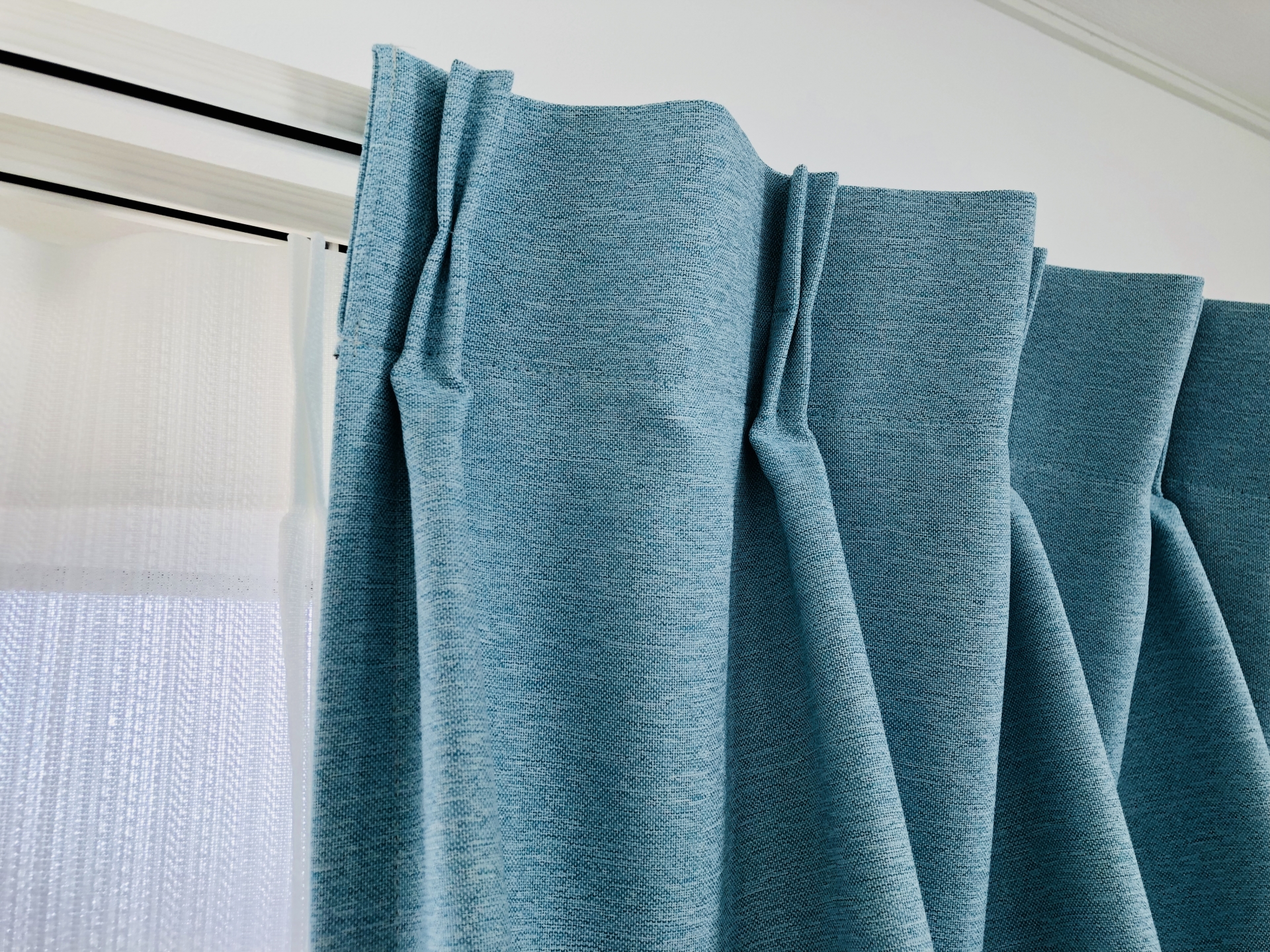 【カーテンの洗濯】カーテンの干し方やシワを防ぐコツと注意点