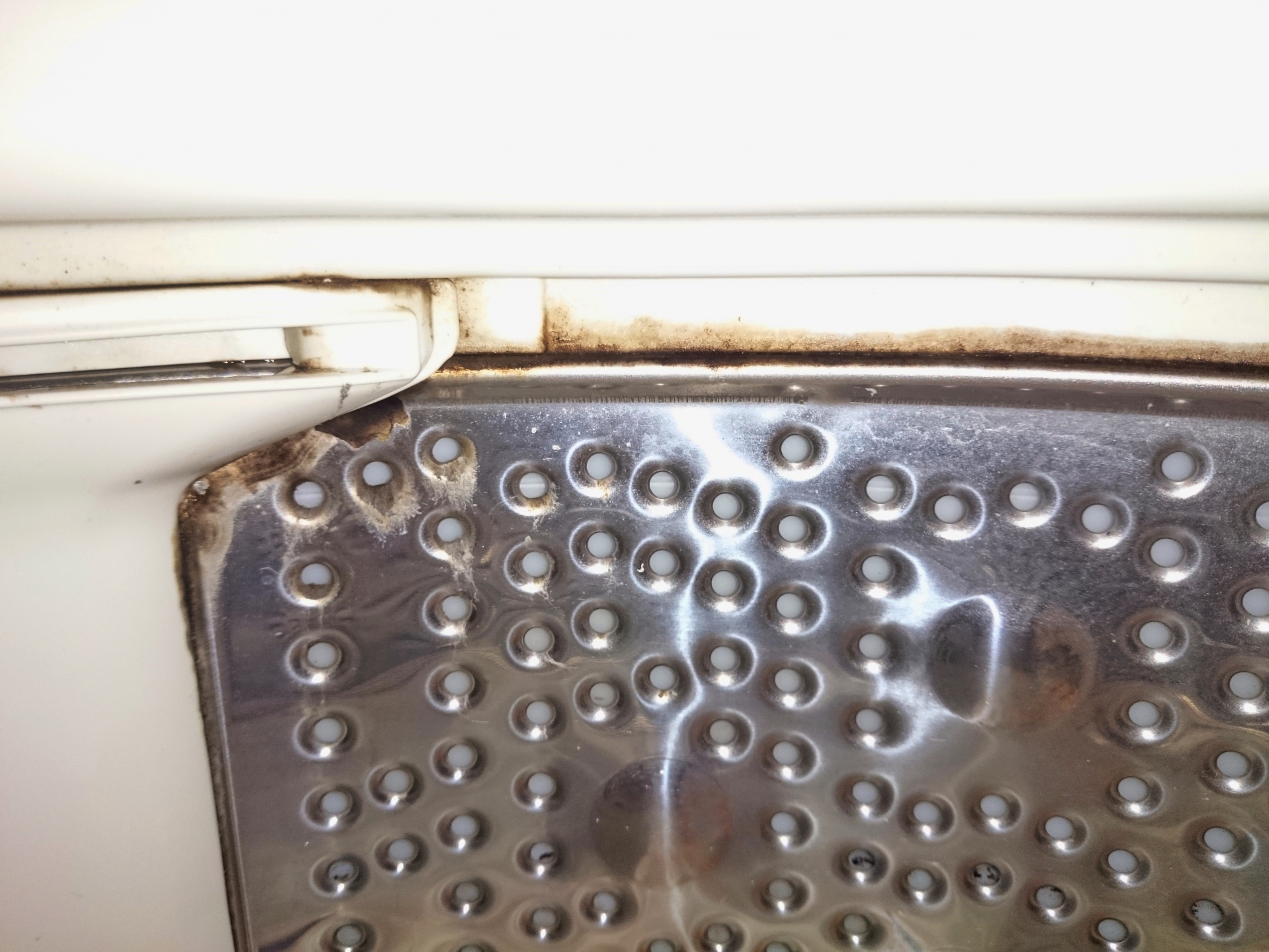 洗濯機の臭いの原因！取れない悪臭の効果的な掃除方法