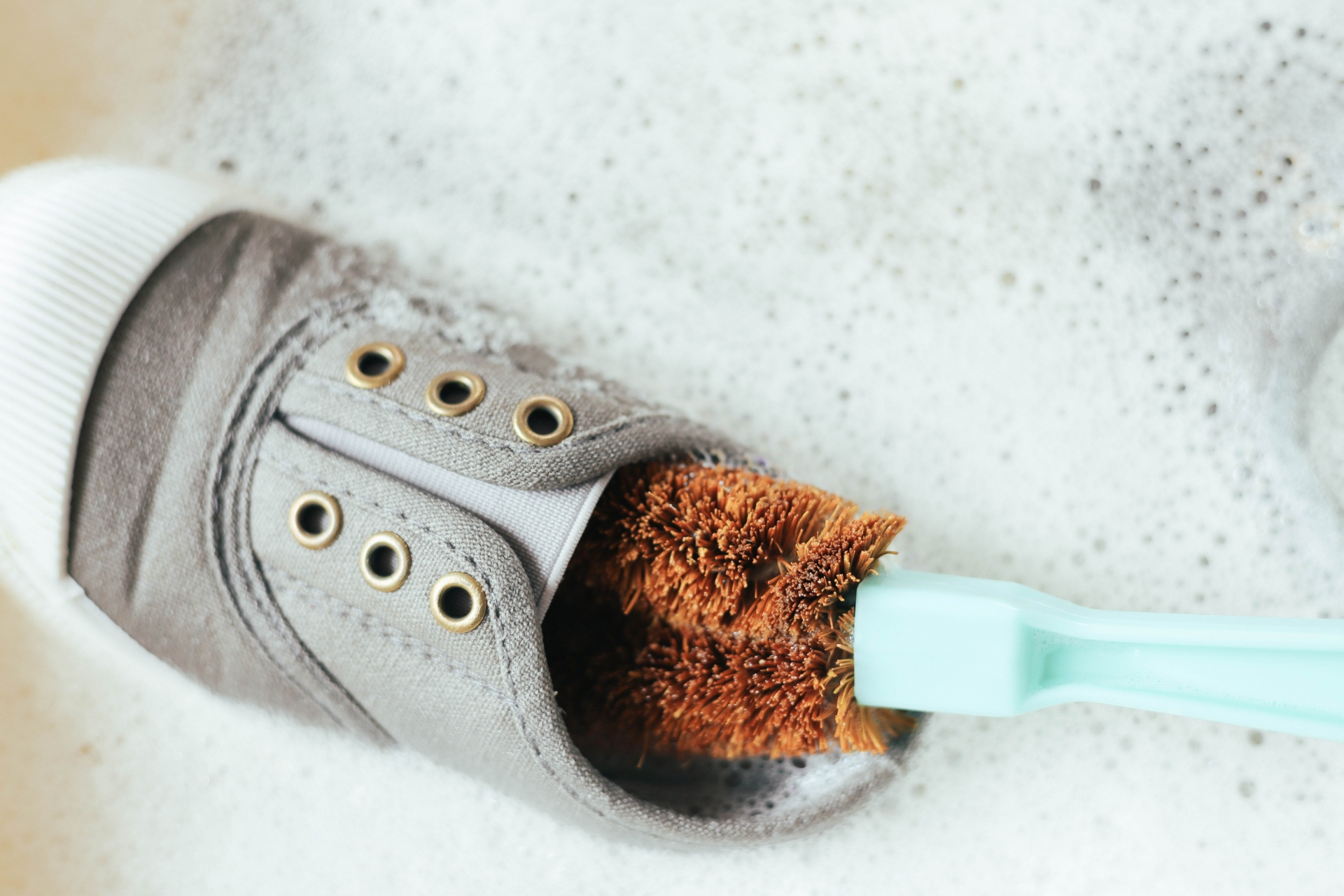 靴を洗剤で臭いを取り除く洗い方とスッキリ無臭にさせるコツ
