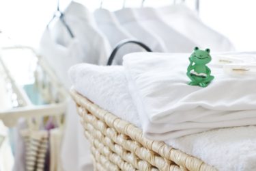 洗濯物を部屋干しでも早く乾かすコツや使えるアイテムを紹介